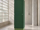 une armoire verte dans une grande pièce dotée d'une grande fenêtre