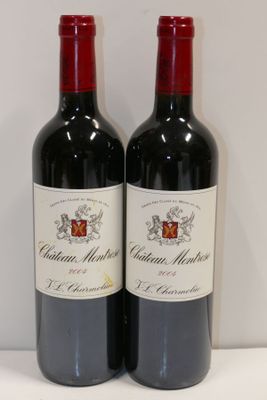 deux bouteilles de vin rouge posées sur une table blanche