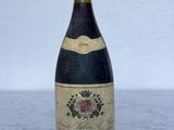 une vieille bouteille de vin posée sur une table