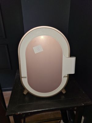 un miroir rond posé sur une table noire