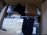 une boîte contenant beaucoup de vêtements