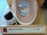 une boîte sur laquelle sont posés une tasse de café et un bol