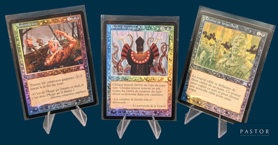 trois cartes sont affichées en ligne sur un fond bleu