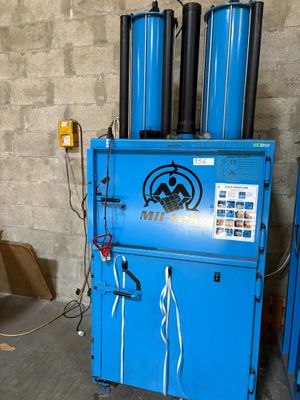 une machine bleue qui se trouve dans une pièce