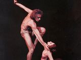 Un homme et une femme dansent sur scène