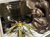 une étagère sur laquelle se trouvent une statue de dragon et un vase