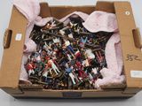 une boîte en carton remplie d'une multitude de vis de toutes sortes