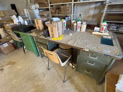 Trois bureaux métal + deux armoires métal