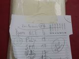 un morceau de papier qui a été collé avec du ruban adhésif sur un autre morceau de papier