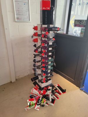une pile de chaussures empilées les unes sur les autres
