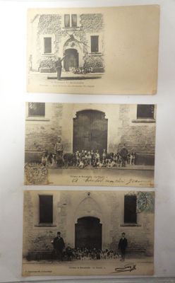 deux vieilles photos montrant un groupe de personnes debout devant un bâtiment