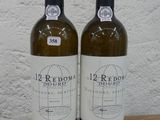 deux bouteilles de vin posées sur une table l'une à côté de l'autre
