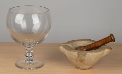 Coupe rince-raisins en verre et mortier en marbre