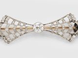 une broche en forme de nœud, en diamant et en or