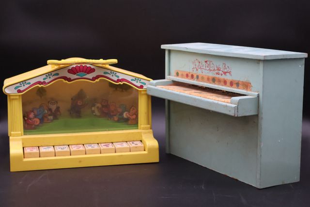 Lot de deux pianos musicaux miniatures. En l’état