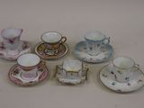 cinq tasses et soucoupes posées sur une table