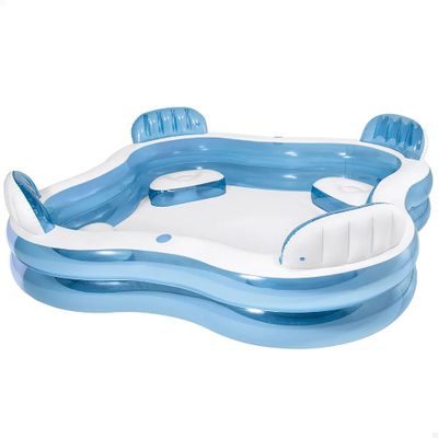 une piscine gonflable équipée d'un siège gonflable au fond