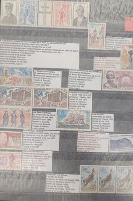une photo d'un journal sur lequel sont collés plusieurs timbres