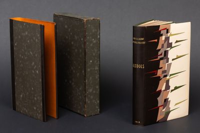 deux livres posés l'un sur l'autre sur une table