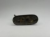 une vieille figurine en bronze représentant un homme et une femme