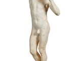 une image représentant une statue d'un homme debout sur un socle en bois