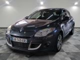 la photo d'une voiture garée dans un garage