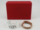 une boîte rouge contenant deux bracelets et une boîte rouge contenant deux bracelets