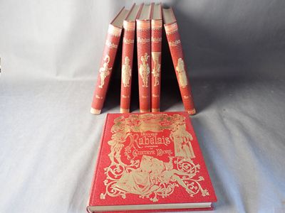 plusieurs livres sont empilés sur une surface blanche