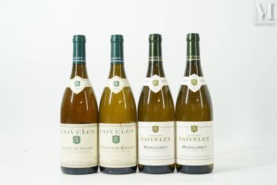 quatre bouteilles de vin sont alignées sur une surface blanche