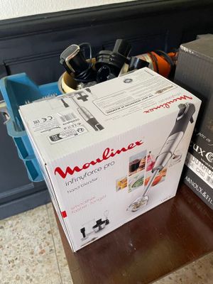 une boîte posée sur une table