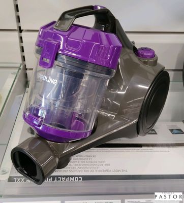 un aspirateur violet exposé dans un magasin