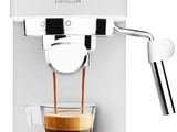 gros plan d'une machine à café avec une tasse de café