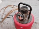 une machine rouge posée sur le sol