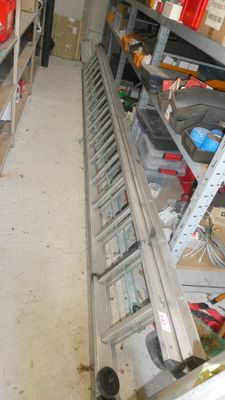 une longue étagère métallique sur laquelle sont posés de nombreux outils