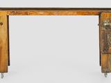 une vieille table en bois sur laquelle est posée une poignée en métal