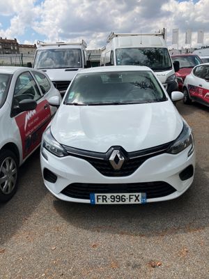 plusieurs voitures garées les unes à côté des autres dans un parking