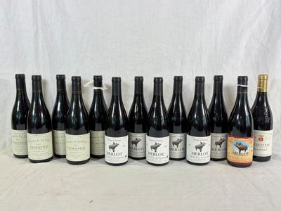 plusieurs bouteilles de vin sont alignées sur une table