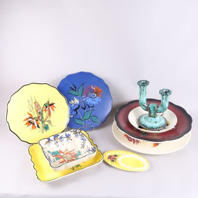 beaucoup d'assiettes et de vases posés sur une table