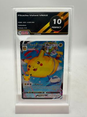 un gros plan d'une carte Pokémon dans une boîte transparente