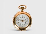 une montre de poche en or avec des chiffres romains sur le cadran