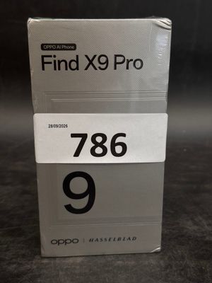 On voit ici une boîte ouverte du nouvel iPhone X9 Pro.