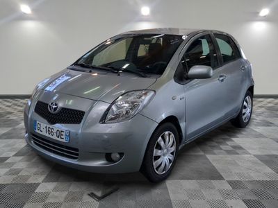 une photo d'une toyota yaris argentée garée sur un sol en damier