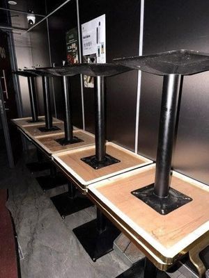 quatre tables empilées les unes sur les autres