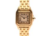 une photo d'une montre Cartier pour femme montée sur un bracelet en or