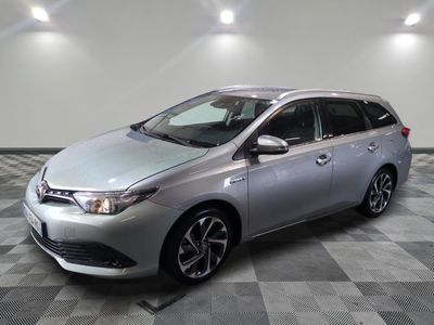 La Toyota Corolla argentée est garée dans une pièce dont le sol est en damier.