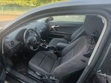 l'intérieur d'une voiture dont la portière est ouverte et le siège conducteur relevé