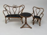deux chaises et une table posées sur une surface blanche