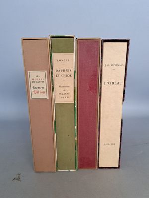 trois livres sont empilés sur une table