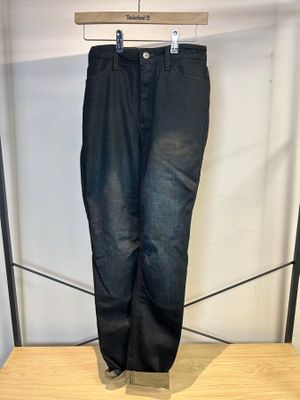 les jeans sont suspendus à un cintre dans un magasin de vêtements