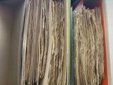 deux boîtes ouvertes contenant des papiers, posées sur une table